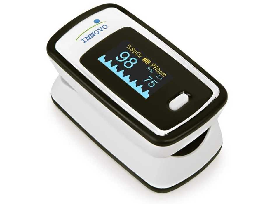 The Innovo Deluxe iP900AP pulse oximeter showing plethysmograph and perfusion index readings.