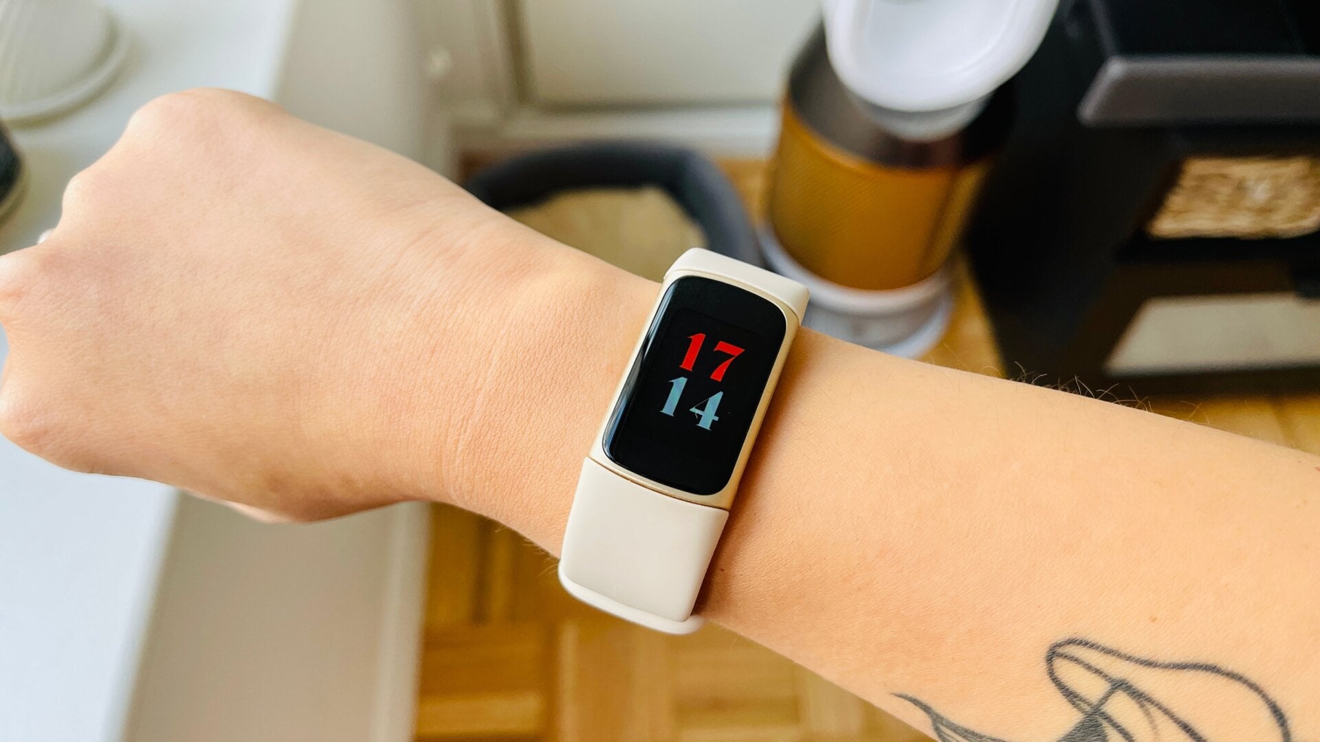 Fitbit Charge 5 Review: AMOLED Screen Hands-On