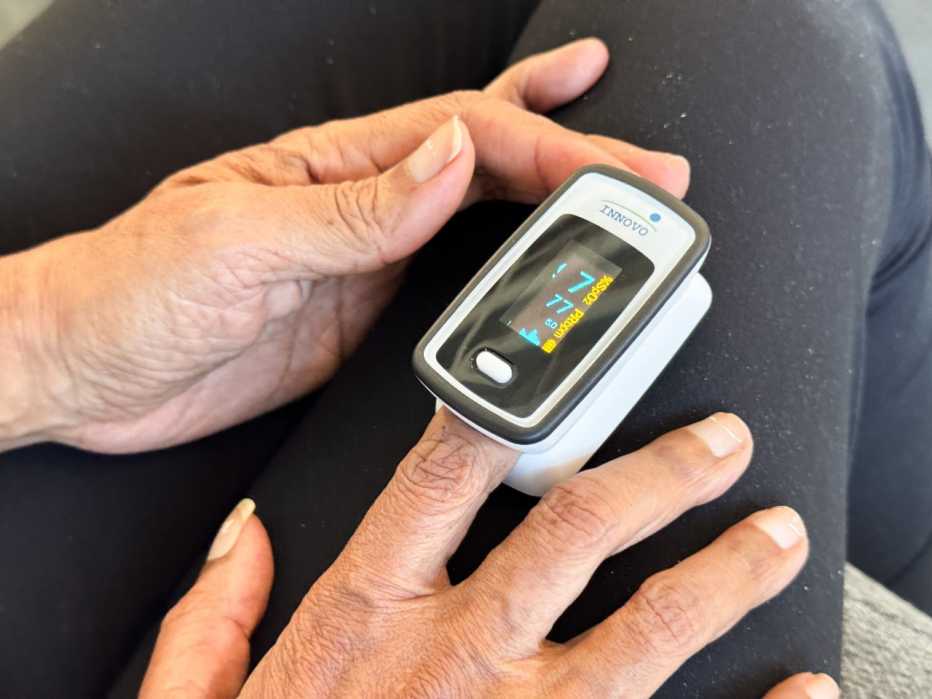 A high-contrast pulse oximeter display showing red and green digital readouts.